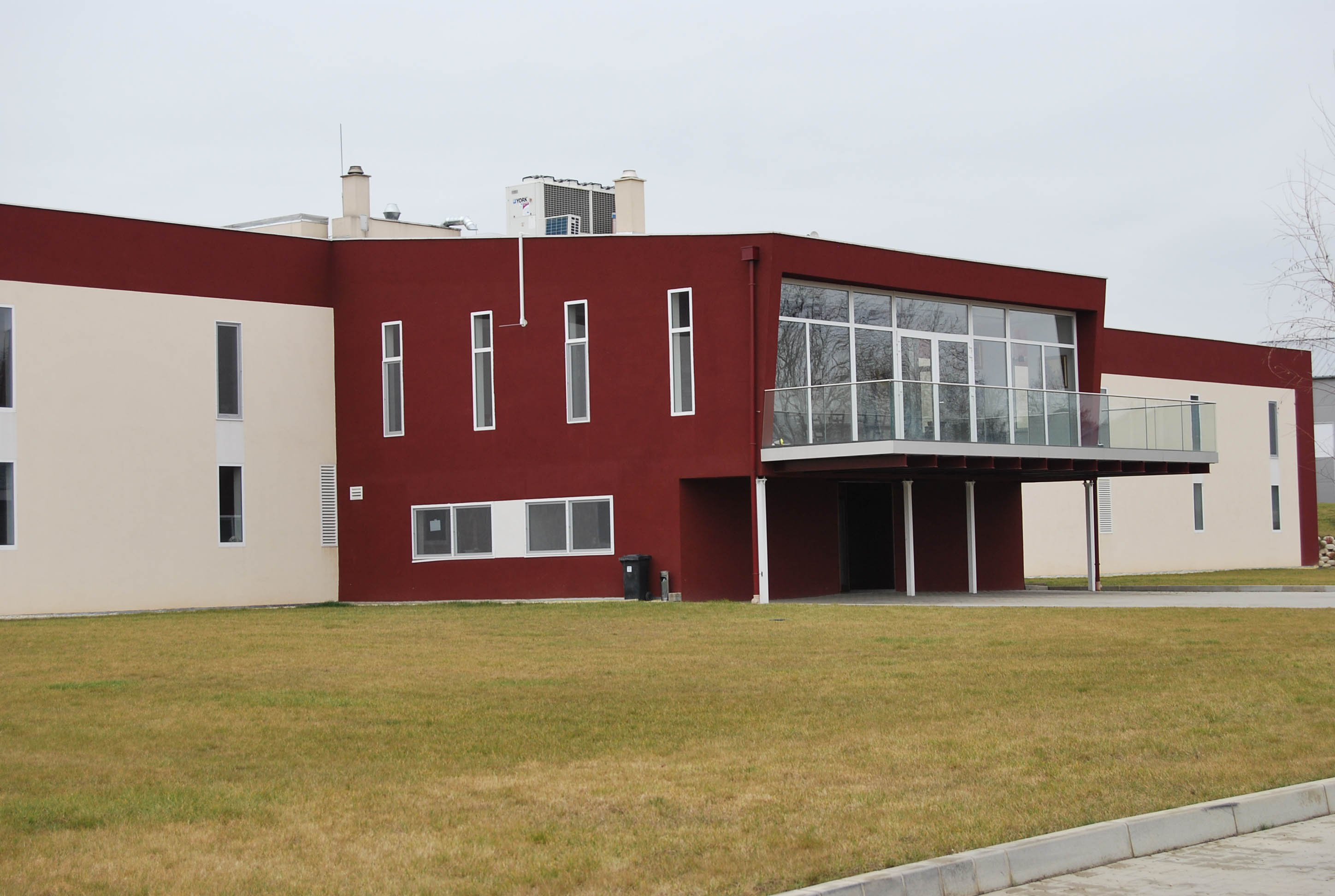 Ócsárd - Borfeldolgozó